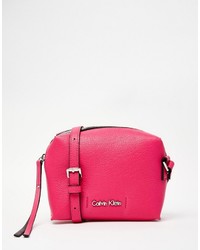 Ярко-розовая сумка через плечо от Calvin Klein