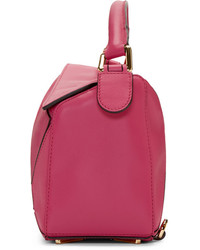 Женская ярко-розовая сумка от Loewe