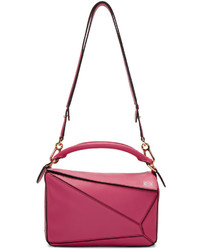 Женская ярко-розовая сумка от Loewe