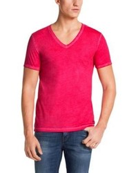 Ярко-розовая футболка с v-образным вырезом