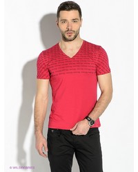 Мужская ярко-розовая футболка с v-образным вырезом с принтом от GUESS