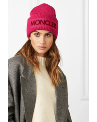 Женская ярко-розовая шапка от Moncler