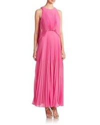 Ярко-розовое вечернее платье со складками