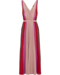 Ярко-розовое вязаное вечернее платье