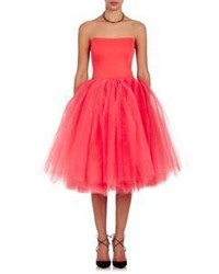 Ярко-розовое коктейльное платье из фатина