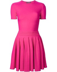 Ярко-розовое коктейльное платье от Alexander McQueen