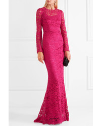 Ярко-розовое кружевное вечернее платье с украшением от Dolce & Gabbana
