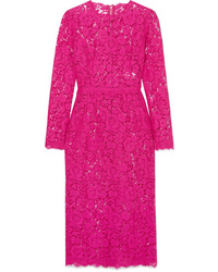 Ярко-розовое кружевное платье-миди от Dolce & Gabbana