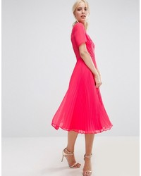 Ярко-розовое кружевное платье-миди от Asos