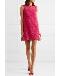 Ярко-розовое кружевное платье прямого кроя от Dolce & Gabbana