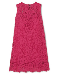 Ярко-розовое кружевное платье прямого кроя от Dolce & Gabbana