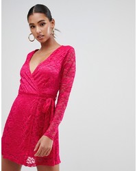 Ярко-розовое кружевное платье с запахом от In The Style