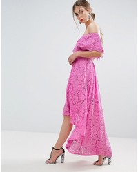 Ярко-розовое кружевное платье с открытыми плечами