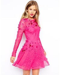 Ярко-розовое кружевное платье с плиссированной юбкой от Asos