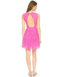 Ярко-розовое кружевное платье с плиссированной юбкой от Shoshanna