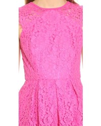 Ярко-розовое кружевное платье с плиссированной юбкой от Shoshanna