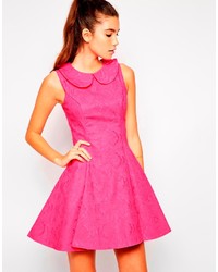 Ярко-розовое кружевное платье с плиссированной юбкой