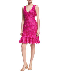Ярко-розовое кружевное платье с цветочным принтом