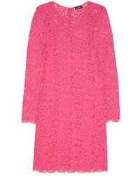 Ярко-розовое кружевное платье-футляр от DKNY