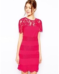 Ярко-розовое кружевное платье-футляр от Warehouse