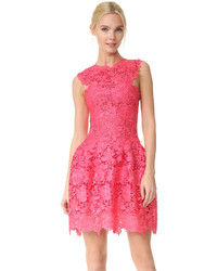 Ярко-розовое кружевное платье от Monique Lhuillier