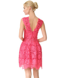 Ярко-розовое кружевное платье от Monique Lhuillier
