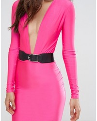 Ярко-розовое облегающее платье