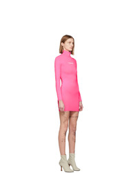 Ярко-розовое облегающее платье от Vetements