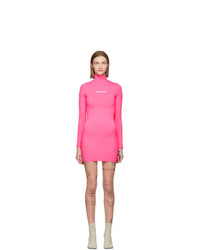 Ярко-розовое облегающее платье от Vetements