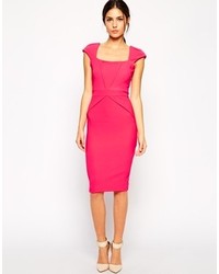 Ярко-розовое облегающее платье