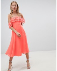 Ярко-розовое платье-миди с украшением