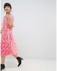 Ярко-розовое платье-миди с цветочным принтом