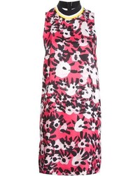 Ярко-розовое платье прямого кроя с цветочным принтом от Marni