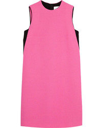 Ярко-розовое платье прямого кроя от Victoria Beckham