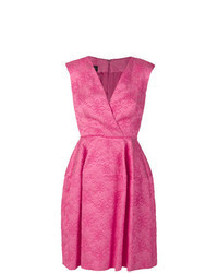 Ярко-розовое платье с запахом