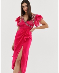 Ярко-розовое платье с запахом с украшением от Virgos Lounge