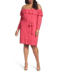 Ярко-розовое платье с открытыми плечами