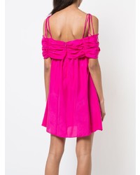 Ярко-розовое платье с открытыми плечами от Isa Arfen