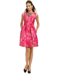 Ярко-розовое платье с принтом