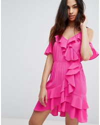 Ярко-розовое платье с рюшами от Boohoo