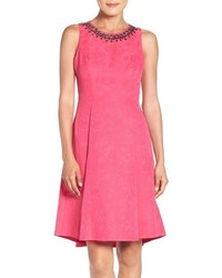 Ярко-розовое платье с украшением