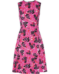 Ярко-розовое платье с цветочным принтом от Oscar de la Renta