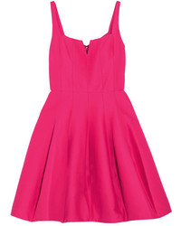 Ярко-розовое платье со складками