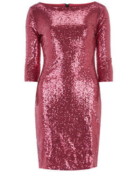 Ярко-розовое платье-футляр с пайетками