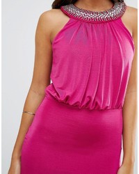Ярко-розовое платье-футляр с украшением от Jessica Wright
