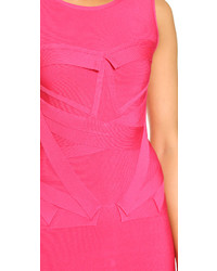 Ярко-розовое платье-футляр от Herve Leger