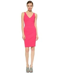 Ярко-розовое платье-футляр от Narciso Rodriguez