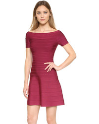 Ярко-розовое платье от Herve Leger