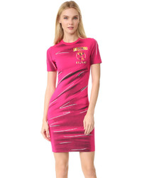 Ярко-розовое платье от Moschino