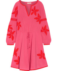 Ярко-розовое платье от Tory Burch